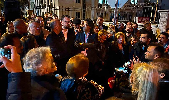 Yeni Partililer Şeniz Doğan'a destek için adliye önünde toplandı