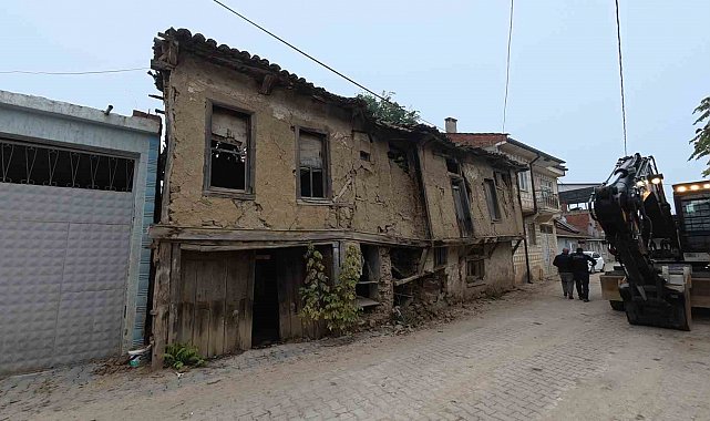 Yenişehir'in kırsal mahallelerindeki metruk binalar da yıkılıyor