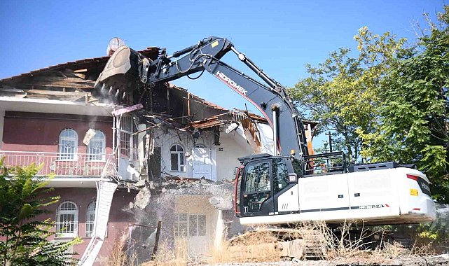 Yeşilyurt'ta metruk yapı yıkıldı