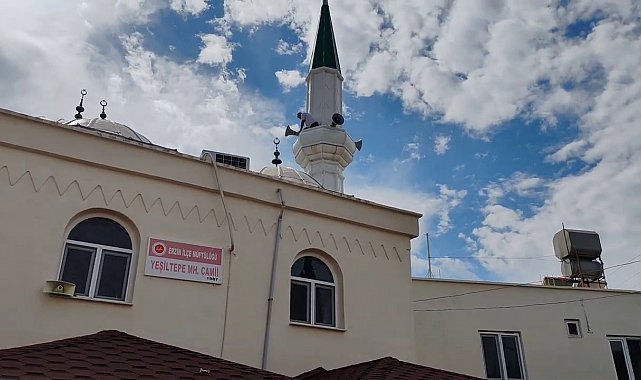 Yıldırımın isabet ettiği camide elektronik eşyalar kullanılamaz hale geldi