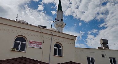 Yıldırımın isabet ettiği camide elektronik eşyalar kullanılamaz hale geldi