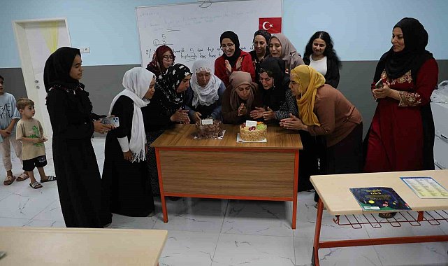 Yıllar sonra gelen mutluluk: Okuma-yazma öğrendiler, pasta kesip mezun oldular
