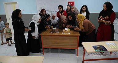 Yıllar sonra gelen mutluluk: Okuma-yazma öğrendiler, pasta kesip mezun oldular