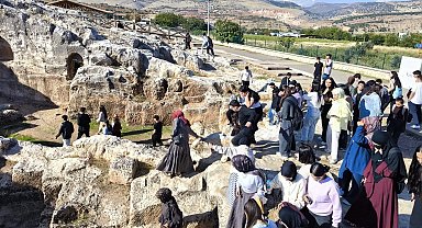 YKS'ye hazırlanan öğrencilere Perre Antik Kenti gezisi
