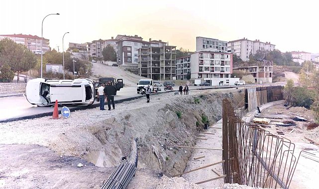 Yol çalışmasını fark edemeyince aracı 4 metrelik şarampole devrildi
