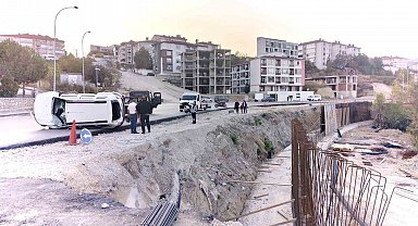 Yol çalışmasını fark edemeyince aracı 4 metrelik şarampole devrildi