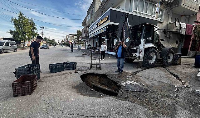 Yol çöktü, çevre esnafı çukuru kasalarla kapattı
