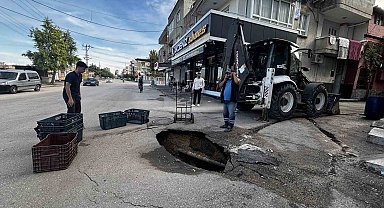 Yol çöktü, çevre esnafı çukuru kasalarla kapattı