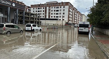 Yol göle döndü, sürücüler yön değiştirdi