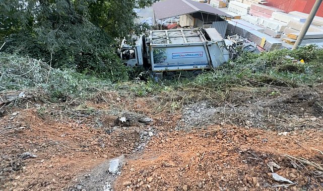 Yol vermek isterken çöp kamyonuyla 10 metrelik şarampole devrildiler: 3 yaralı