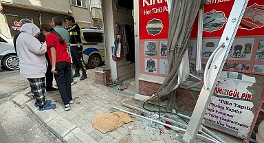 Yolcu minibüsü ile çarpışan ticari taksi terzi dükkanına girdi