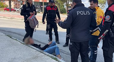 Yoldan geçen araçların önüne atladı, polis ekiplerine zor anlar yaşattı