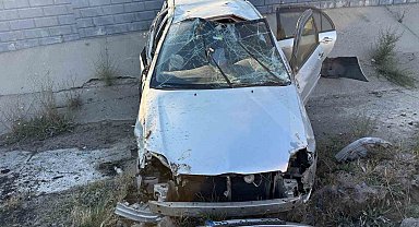 Yozgat'ta refüje çarpan otomobil devrildi, 3 kişi yaralandı