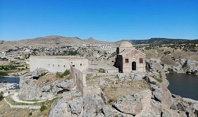 Yüksek Kilise yerli ve yabancı turistleri ağırlamaya devam ediyor