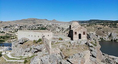 Yüksek Kilise yerli ve yabancı turistleri ağırlamaya devam ediyor