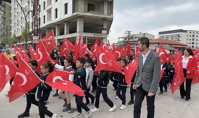 Yüksekova'da 110 metrelik dev bayrakla yürüyüş