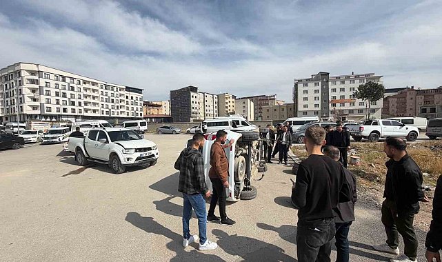 Yüksekova'da kamyonetle hafif ticari araç çarpıştı: 1 yaralı