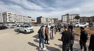 Yüksekova'da kamyonetle hafif ticari araç çarpıştı: 1 yaralı