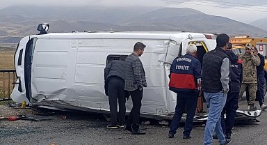 Yüksekova'da öğrenci servisi devrildi: 10 yaralı