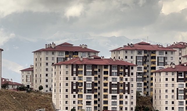 Yüksekova'ya mevsimin ilk karı düştü