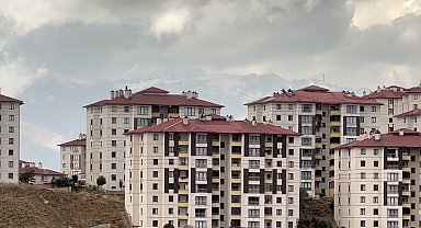 Yüksekova'ya mevsimin ilk karı düştü
