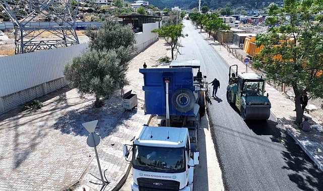 Yunusemre Emlakdere'de 2 kilometrelik yol sıcak asfaltla yenilendi