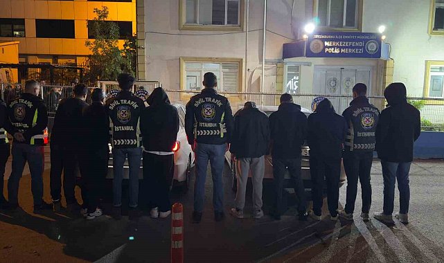 Zeytinburnu'nda trafikte araçlarından inip kavga ettiler