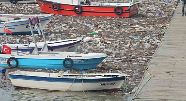 Zonguldak Limanı çöplüğe döndü: Derelerin taşıdığı atıklar deniz yüzeyini kapladı