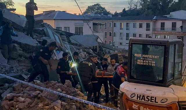 Zonguldak'ta 3 katlı bina çöktü: 1 kişi kurtarıldı, enkaz altındaki kişiyi kurtarma çalışmaları sürüyor