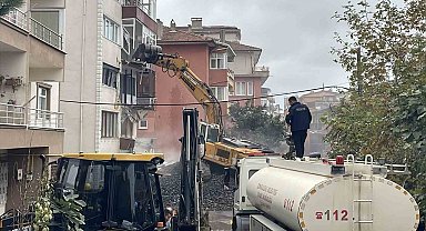 Zonguldak'ta çatlaklar nedeniyle boşaltılan 5 katlı binanın yıkımı başladı
