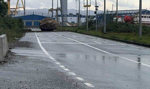 Zonguldak'ta dağdan kopan dev kaya yolu kapattı: Facianın eşiğinden dönüldü