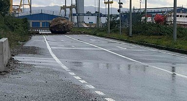 Zonguldak'ta dağdan kopan dev kaya yolu kapattı: Facianın eşiğinden dönüldü