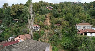 Zonguldak'ta heyelan nedeniyle evin yolu kapandı, elektrik hattı koptu