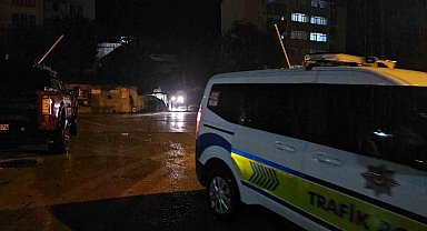 Zonguldak'ta heyelan park halindeki araçlara zarar verdi