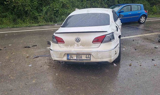 Zonguldak'ta otomobil bariyerlere çarptı: Sürücü yaralandı