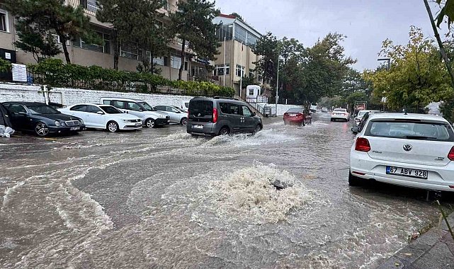Zonguldak'ta sağanak nedeniyle yollar göle döndü, motokuryelerin trafiğe çıkışı yasaklandı