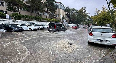 Zonguldak'ta sağanak nedeniyle yollar göle döndü, motokuryelerin trafiğe çıkışı yasaklandı