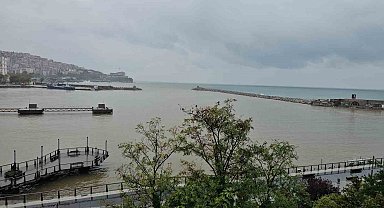 Zonguldak'ta sağanak yağış limanın rengini değiştirdi