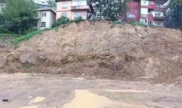 Zonguldak'ta yağışın ardından istinat duvarı çöktü