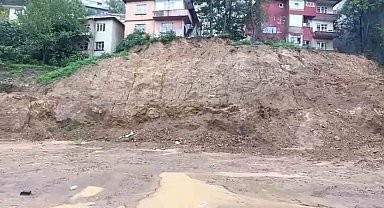 Zonguldak'ta yağışın ardından istinat duvarı çöktü