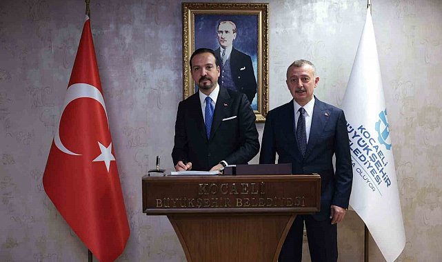 Zorlu'dan Büyükakın'a övgü: "Kendisi sadece hizmet üretmiyor, kavram da üretiyor"