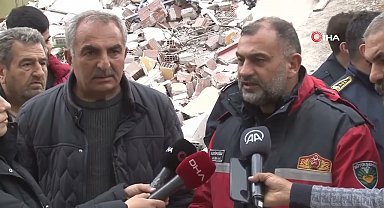 Malatya'da ağır hasarlı 4 katlı bina çöktü