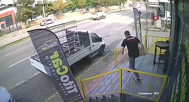 Çöp kamyonu takla attı: Kaldırımdaki vatandaş kıl payı kurtuldu