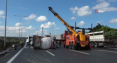 Kuzey Marmara Otoyolu'nda tır devrildi, trafik kilitlendi