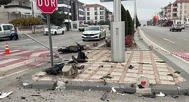 Kazada parçalanan motosikletin sürücüsü ağır yaralandı