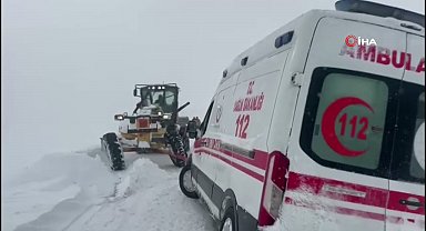 Kars'ta kar esareti: Karda mahsur kalan ambulansların imdadına özel idare yetişti