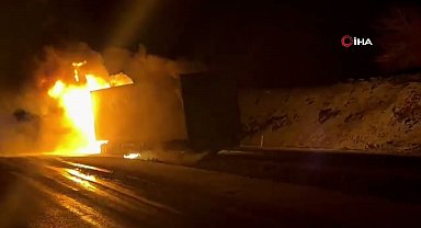 Seyir halindeki tır alev topuna döndü: Sürücü son anda kurtuldu