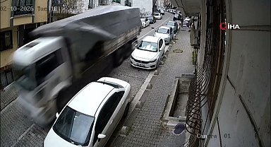 Park halindeki kamyon hareket edip başka aracın üzerine düştü