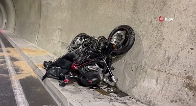 Otomobil Karşı Şeride Geçip Motosiklete Çarptı: Baba Öldü, 13 Yaşındaki Oğlu Ağır Yaralandı